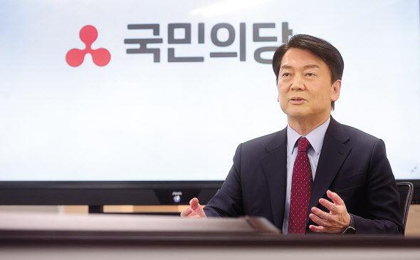 지난 22일 오후 서울 여의도 국민의당 당사에서 안철수 국민의당 대표가 본지와 인터뷰를 하고 있다. 이상섭 기자