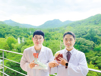 회전근개질환의 항체치료 전략을 제시한 서울대 생명과학부 연구팀. 오른쪽이 김진홍 교수. [서울대 제공]
