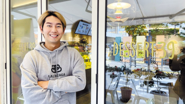2021 시즌 KPGA 코리안투어 신인왕을 획득한 ‘슈퍼루키’ 김동은이 내년엔 “슈퍼스타가 되겠다”는 포부를 밝히며 환하게 웃고 있다. 조범자 기자