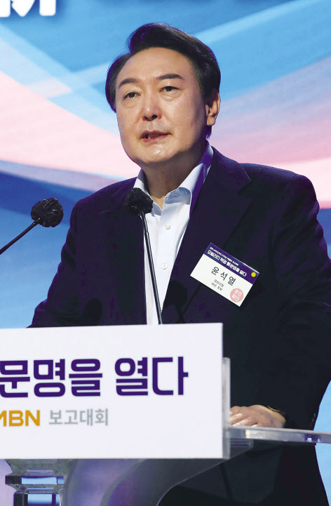 윤석열 국민의힘 대선 후보는 이날 서울 중구 동대문디자인플라자에서 열린 MBN 종편 10주년·개국 27주년 국민보고대회에서 축사를 했다. 이상섭 기자