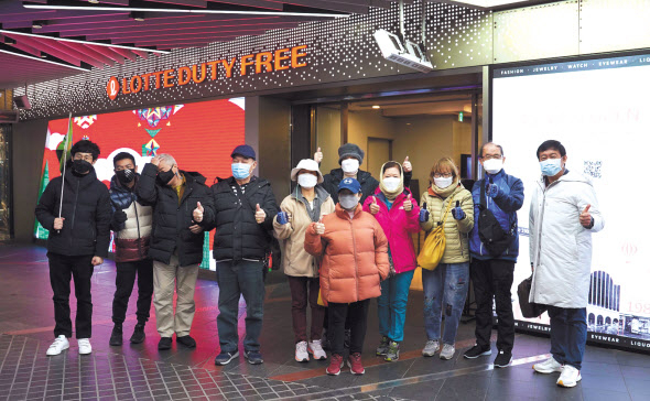 지난 22일 오후 싱가포르 단체관광객 10여명이 롯데면세점 명동본점에 방문해 약 1시간 동안 면세쇼핑을 즐겼다. 롯데면세점에 외국인 단체가 방문한 것은 작년 2월 이후 약 2년 만이다. [롯데면세점 제공]