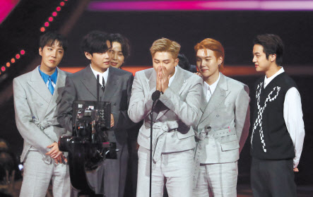 그룹 방탄소년단이 미국 3대 대중음악 시상식 중 하나인 ‘아메리칸 뮤직 어워드’(American Music Awards·AMA)에서 대상 격인 ‘아티스트 오브 더 이어’(올해의 가수) 트로피를 안으며 아시아 최초 기록을 썼다. [로이터]