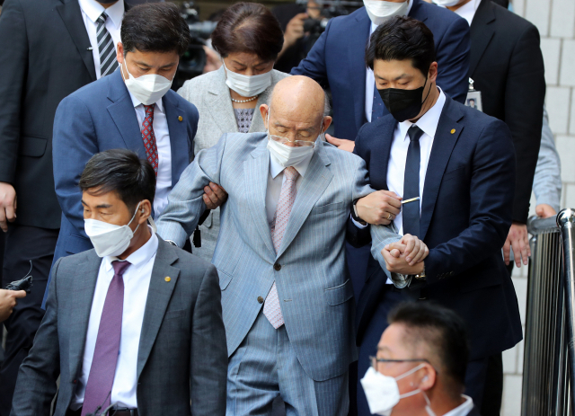 전두환 전 대통령이 23일 별세했다. 향년 90세. 지병을 앓아온 전 전 대통령은 이날 오전 8시40분께 서울 서대문구 연희동 자택에서 숨졌다. 사진은 지난 8월 9일 광주에서 열린 항소심 재판에 출석한 전씨가 25분 만에 건강 이상을 호소하며 퇴청하는, 공식 석상에 노출된 생전 마지막 모습이다. [연합]