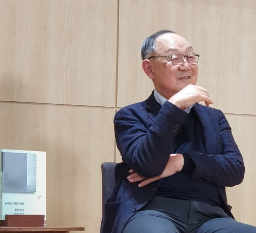 백낙청 교수가 23일 창비사옥에서 ‘근대의 이중과제와 한반도식 나라만들기’ 출간 기자간담회를 갖고 있다.