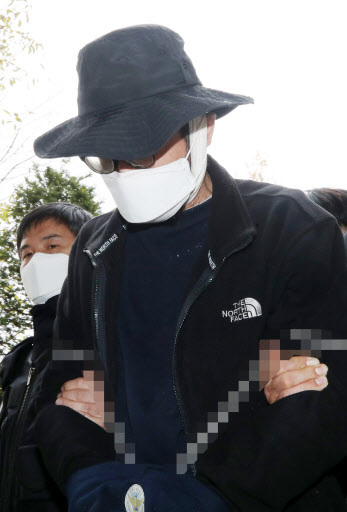 A suspect in the Incheon family stabbing is transferred to the Incheon District Court for a arrest warrant hearing on Nov. 17. Yonhap