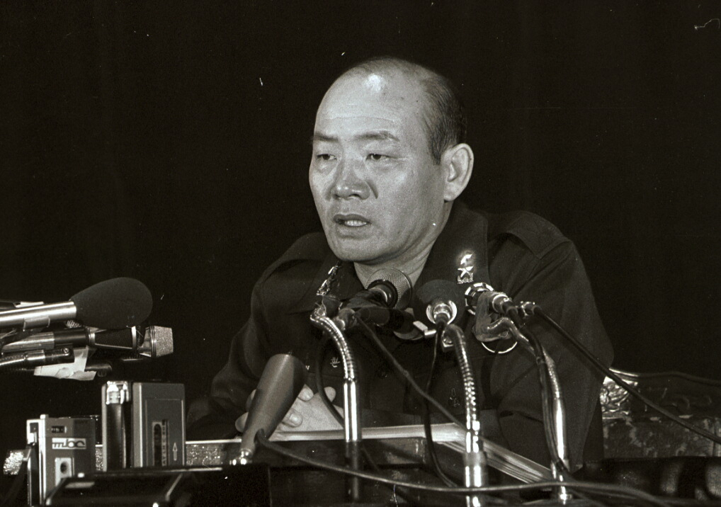 제11·12대 대통령을 지낸 전두환 전 대통령이 23일 사망했다. 1979년 11월 6일 전두환 당시 계엄사 합동수사본부장이 박정희 전 대통령 사망사건 관련 발표를 하고 있다. [연합]