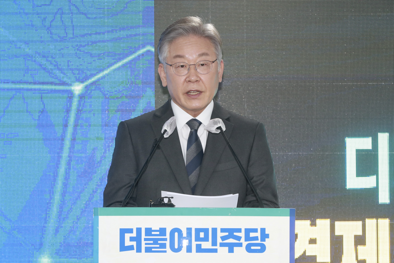 더불어민주당 이재명 대선 후보가 23일 오전 서울 여의도 중앙당사에서 '디지털 대전환' 공약을 발표하기 전 마스크를 벗고 있다. [연합]