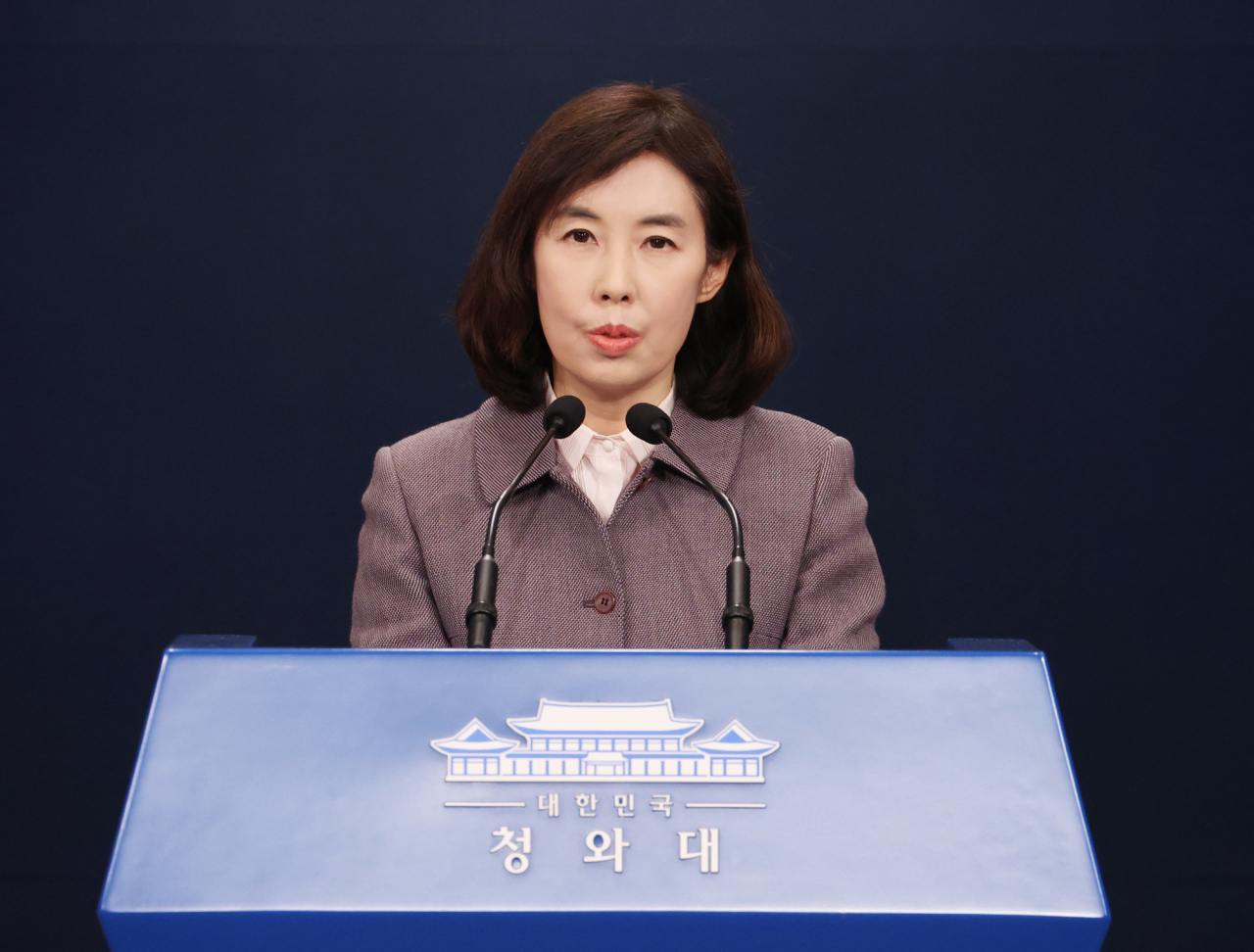 박경미 청와대 대변인이 23일 춘추관 브리핑룸에서 전두환 전 대통령 사망 관련 브리핑을 열고 별도의 조문계획은 없다고 밝히고 있다. [연합]