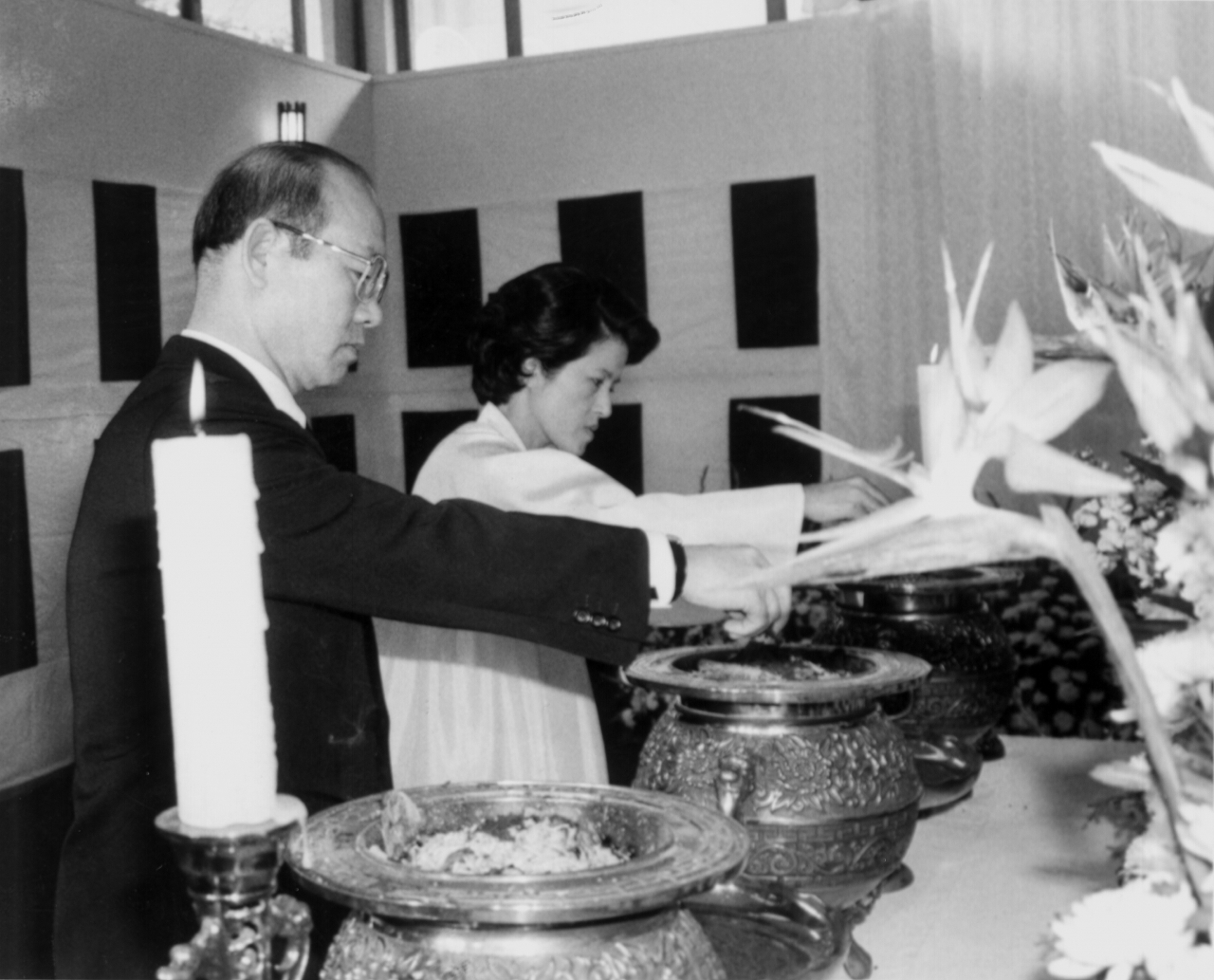 전두환 전 대통령이 23일 사망했다. 1983년 10월 12일 전두환 전 대통령과 부인 이순자 씨가 아웅산테러 순직외교사절들의 유해가 안치된 서울대병원 합동영헌 안치소를 찾아 분향하고 있다. [연합]