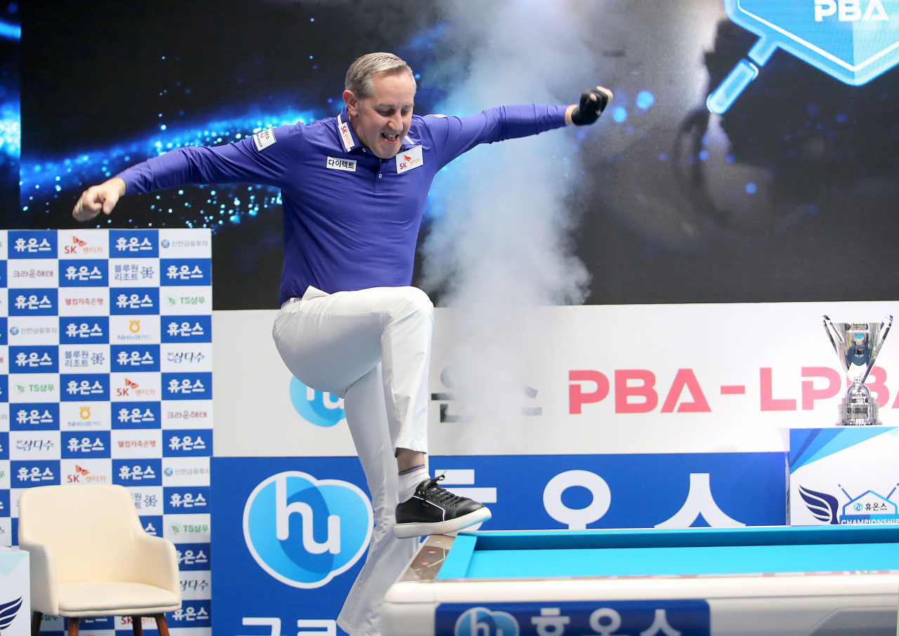 에디 레펜스가 테이블 위로 올라서며 우승 세리머니를 하고 있다. [PBA 제공]