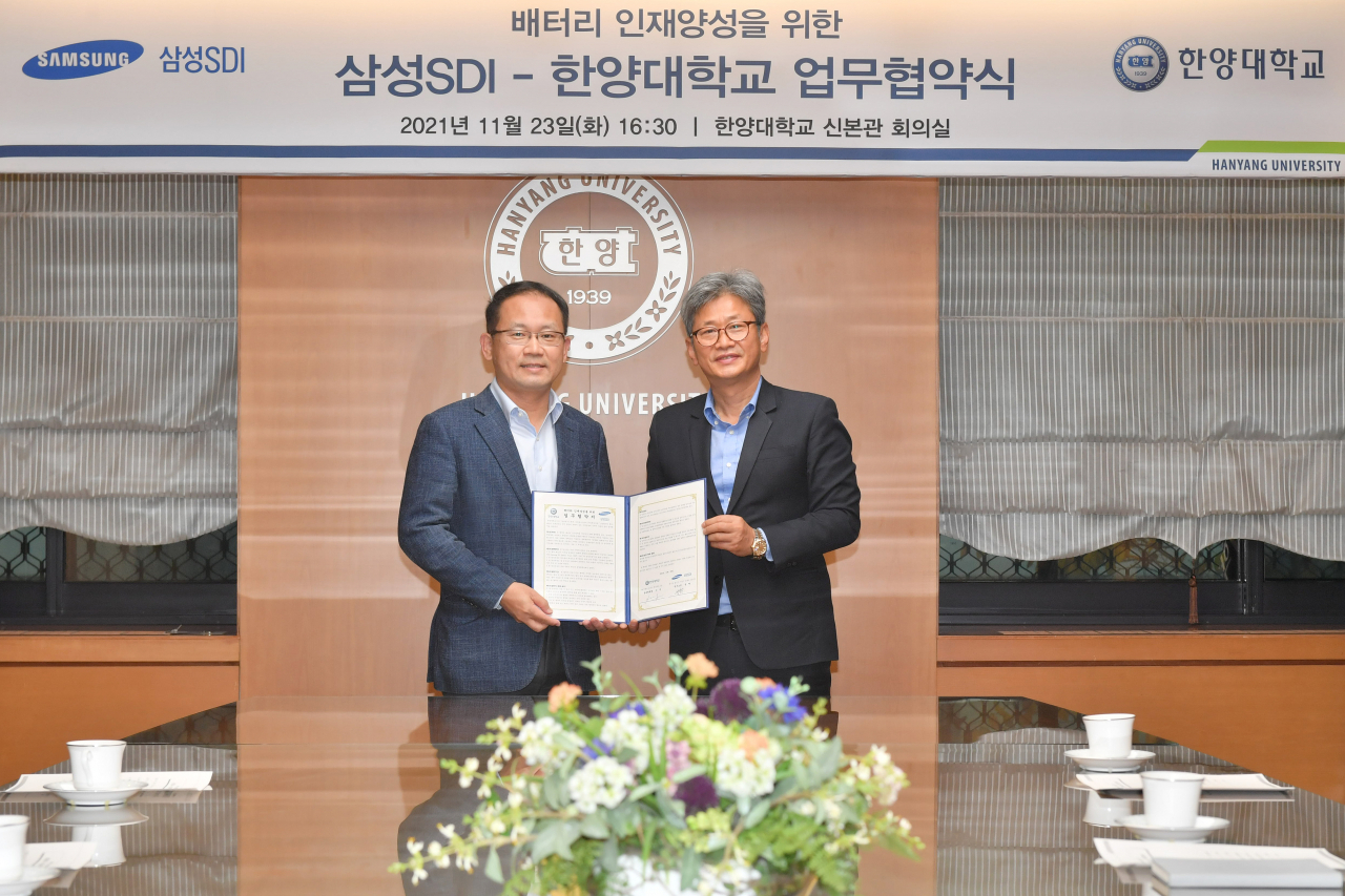 23일 한양대학교에서 열린 '한양대-삼성SDI 배터리 인재양성 과정' 협약식에서 삼성SDI 연구소장 장혁 부사장(왼쪽)과 한양대 이주 공과대학 학장(오른쪽)이 기념사진을 촬영하고 있다. [삼성SDI 제공]