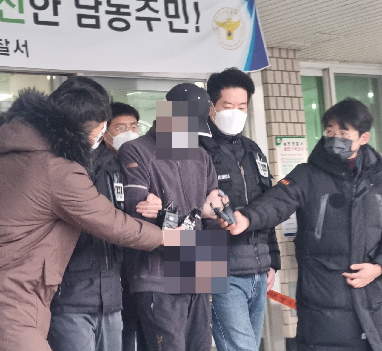24일 오전 층간소음 살인미수사건 피의자가 검찰에 송치되기 위해 인천 남동경찰서를 나서고 있다. 김빛나 기자