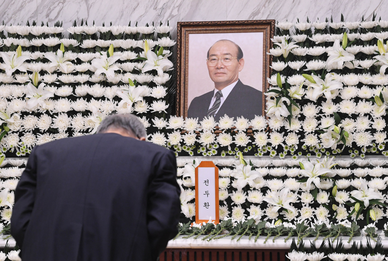 전두환 씨가 사망한 지난해 11월 23일 서울 서대문구 세브란스병원 신촌장례식장에 마련된 빈소에 조문객이 조문하고 있다. [연합]