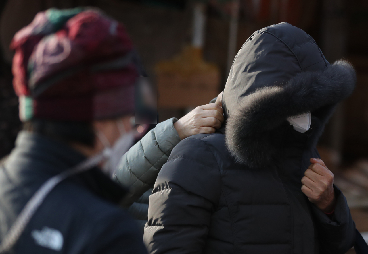 창원시의 최저 기온이 1도까지 내려간 지난 23일 오전 경남 창원시 마산합포구 마산어시장에서 외투 등을 착용한 시민이 장을 보고 있다. [연합]