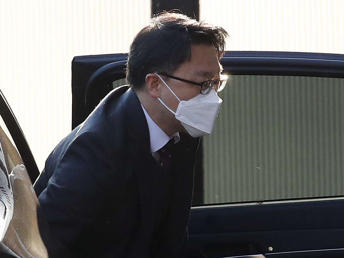 김진욱 고위공직자범죄수사처장이 24일 오전 정부과천청사로 출근해 차에서 내리고 있다. [연합]