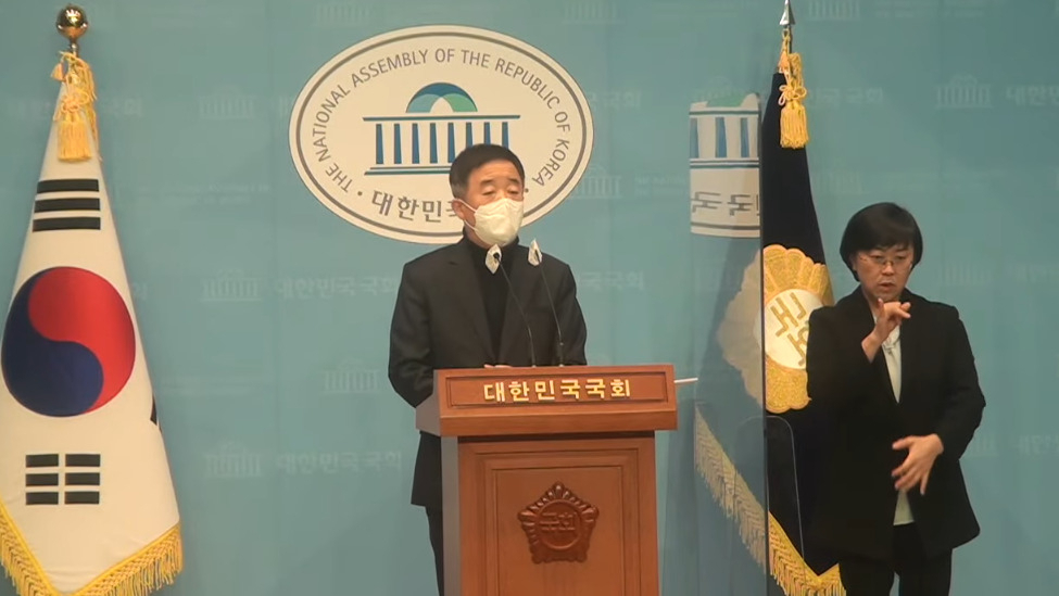 강득구 더불어민주당 국회의원이 24일 오전 국회 소통관에서 기자회견을 열고 윤석열 국민의힘 대선후보의 처가 회사인 ‘이에스아이엔디(ESI&D)가 부당한 특혜를 받았다고 주장하고 있다. 강 의원은 국토부와 양평군이 ESI&D에 대해 지난 11월 18일에서야 뒤늦게 개발부담금을 부과한 것으로 확인됐다고 밝혔다. [유뷰트 화상캡처]