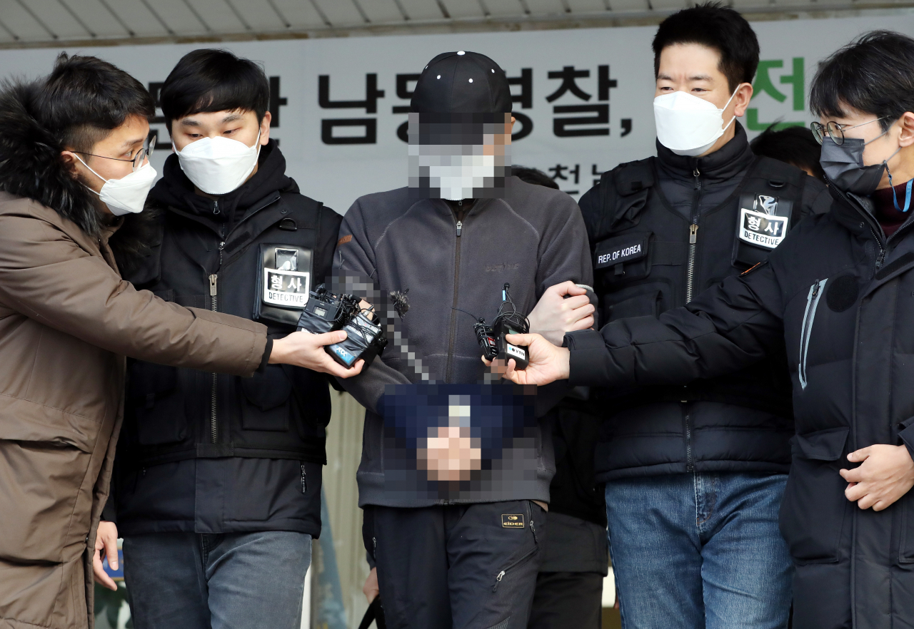 24일 오전 인천시 남동구 남동경찰서에서 층간소음으로 갈등을 빚은 이웃 일가족 3명을 흉기로 다치게 한 혐의를 받는 40대 남성이 검찰로 송치되고 있다. [연합]