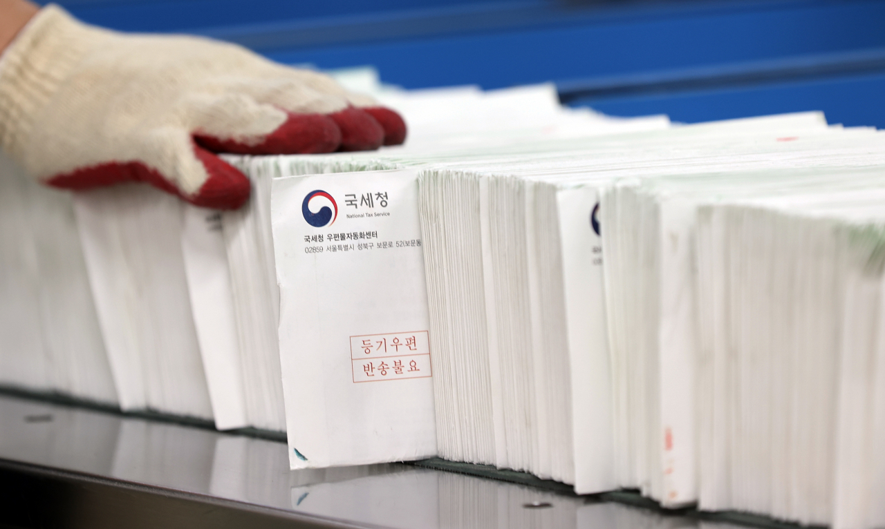 서울 강남우체국에서 관계자들이 종합부동산세 고지서를 집배순로구분기를 통해 분류하기 위해 준비하고 있다. 정부는 24일 올해 주택분 ‘종합부동산세(종부세)’ 폭탄론을 적극 반박하고 나섰다. 국민 대다수는 대상이 되지 않고, 전·월세 전가현상도 제한적이라는 설명이다. 실제 물가지표에서도 종부세로 인한 전·월세 인상효과 등은 확인되지 않는다. [연합]