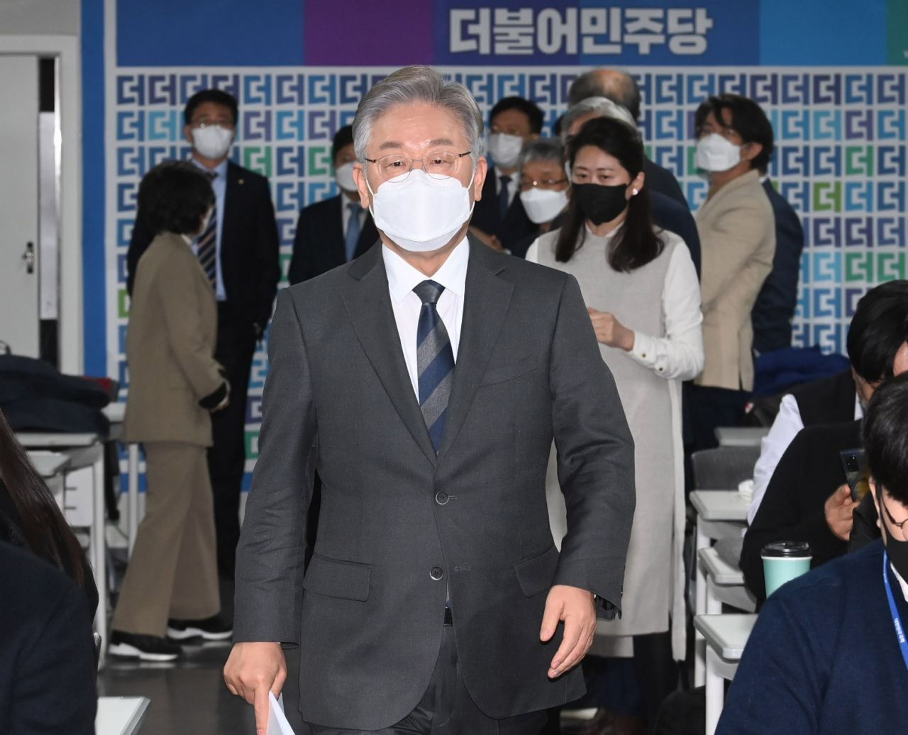 이재명 더불어민주당 대선 후보가 23일 오전 서울 여의도 중앙당사에서 '디지털 대전환' 공약 발표를 위해 회견장으로 이동하고 있다. [국회사진기자단]