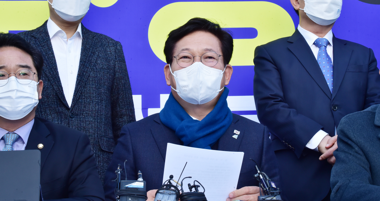 송영길 더불어민주당 대표가 24일 서울 여의도 국회 정문 앞에 꾸려진 본·부·장 비리신고센터를 방문, 발언하고 있다. 본부장은 국민의힘 윤석열 대선 후보 본인의 의혹과 윤 후보 부인에 대한 의혹, 장모에 대한 의혹 등을 줄여서 만든 단어로 더불어민주당은 지난 22일 TF형태로 운영되던 윤 후보 비리 의혹 관련 조직을 상시 운영으로 전환하며 국회 앞 에 천막을 치고 '본부장 비리신고센터'를 출범시켰다. [이상섭 기자]