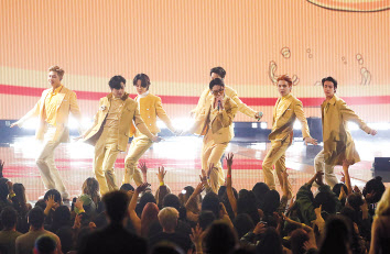 방탄소년단이 2021년 ‘아메리칸뮤직어워즈(American Music Awards)’에서 ‘올해의 아티스트’를 수상한 후 퍼포먼스 무대를 하고 있다. [로이터]