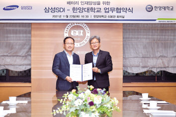 23일 한양대학교에서 열린 ‘한양대-삼성SDI 배터리 인재양성 과정’ 협약식에서 삼성SDI 연구소장 장혁(왼쪽) 부사장과 한양대 이주 공과대학 학장(오른쪽)이 기념사진을 촬영하고 있다. [삼성SDI 제공]
