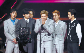 그룹 방탄소년단이 미국 3대 대중음악 시상식 중 하나인 ‘아메리칸 뮤직 어워드’(American Music Awards·AMA)에서 대상 격인 ‘아티스트 오브 더 이어’(올해의 가수) 트로피를 안으며 아시아 최초 기록을 썼다. [로이터]
