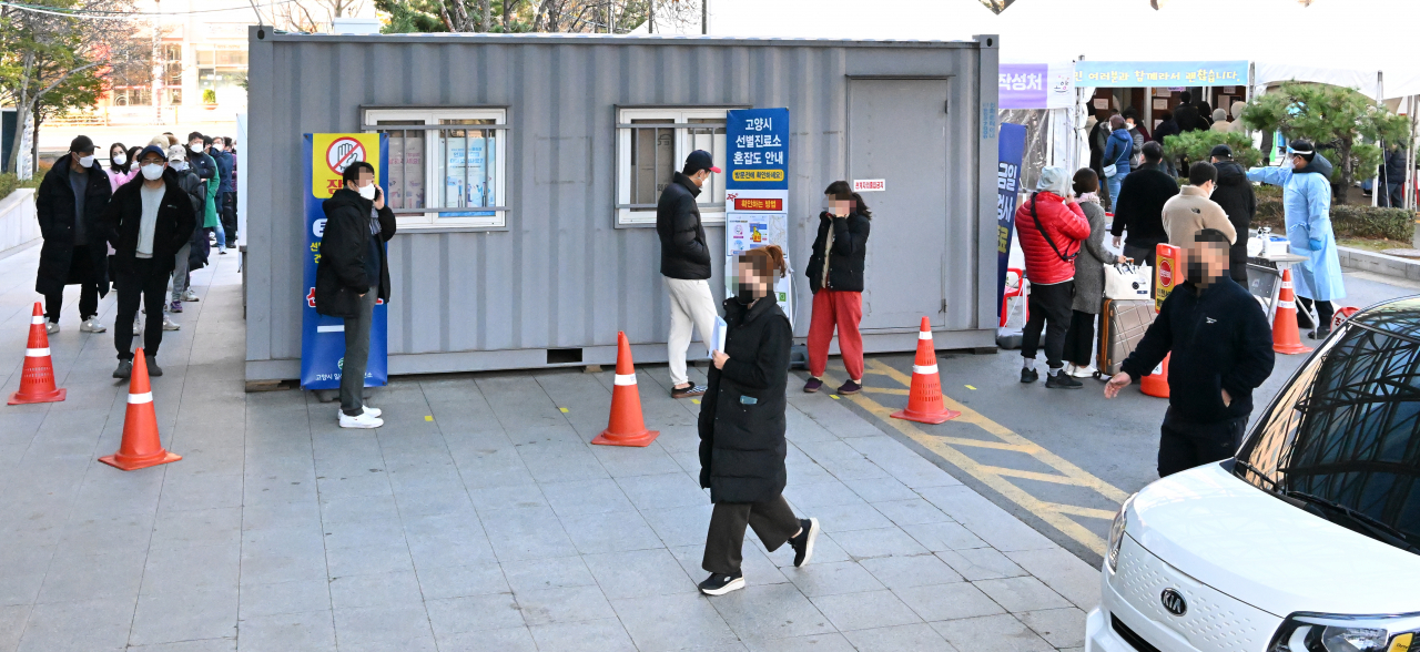 국내 코로나19 신규 확진자수가 처음으로 4천명을 넘어선 24일 오전 경기도 고양시 일산동구보건소에 마련된 임시선별진료소를 찾은 시민들이 검사를 기다리고 있다. 중앙방역대책본부에 따르면 이날 0시 기준 신규 확진자 수는 4천116명으로 집계됐다. 연합뉴스