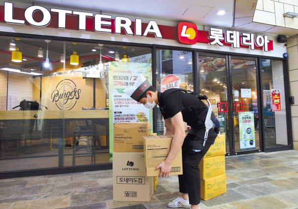 롯데리아가 오는 12월 1일부터 제품 판매 가격을 평균 4.1% 올린다. 버거류 16종과 치킨류 12종, 디저트류 8종, 드링크류 10종 메뉴에 대해 적용되며 제품별 조장 인상 가격은 품목별 평균 200원이다. [롯데 GRS 제공]