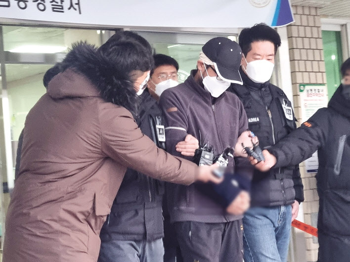 24일 오전 층간소음 살인미수사건 피의자가 검찰에 송치되기 위해 인천 남동경찰서를 나서고 있다. 김빛나 기자
