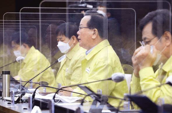 김부겸(오른쪽 두 번째) 국무총리가 24일 오전 세종시 정부세종청사에서 열린 신종 코로나바이러스 감염증(코로나19) 대응 중앙재난안전대책본부 회의를 주재하고 있다. [연합]