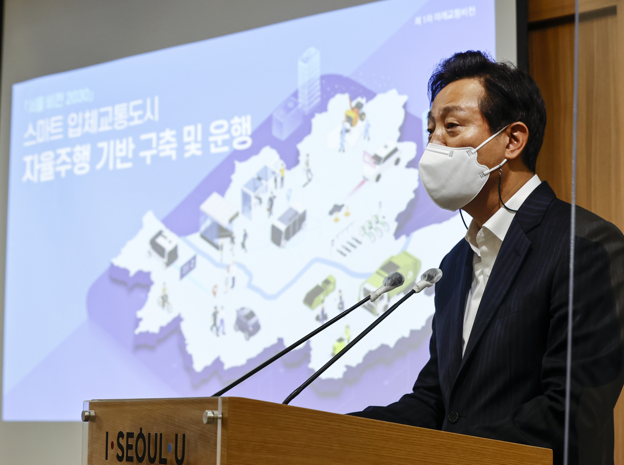 오세훈 서울시장이 24일 오전 서울시청 브리핑룸에서 자율주행 비전 2030 기자설명회를 하고 있다. [연합]