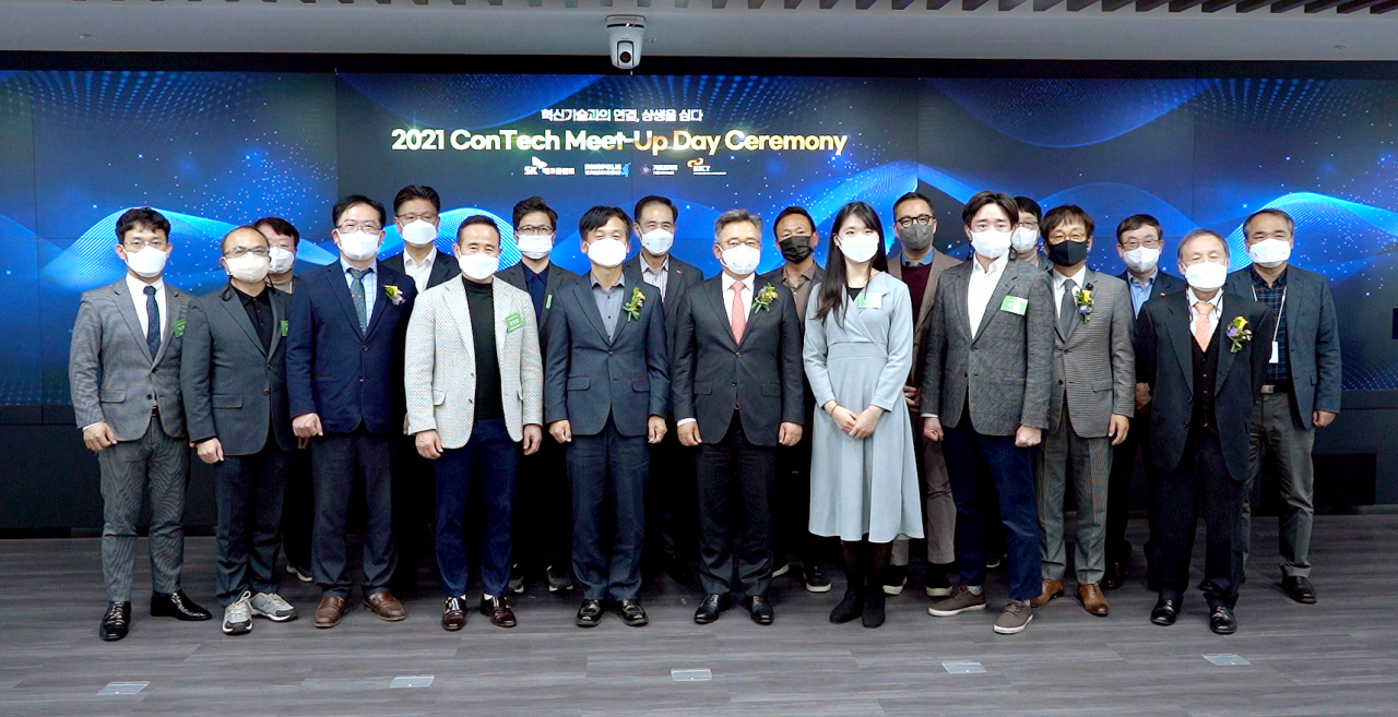 연구개발특구진흥재단은 23일 SK에코플랜트, 기술과가치, 한국건설기술연구원 스마트건설지원센터와 콘테크 미트업 데이 시상식을 개최했다. 강병삼 연구개발특구진흥재단 이사장(앞줄 왼쪽 다섯 번째), 박경일 SK에코플랜트 사장(앞줄 왼쪽 여섯 번째), 임윤철 기술과가치 대표이사, 진경호 한국건설기술연구원 스마트건설지원센터장과 수상 기업들이 기념촬영을 하는 모습.[특구진흥재단 제공]
