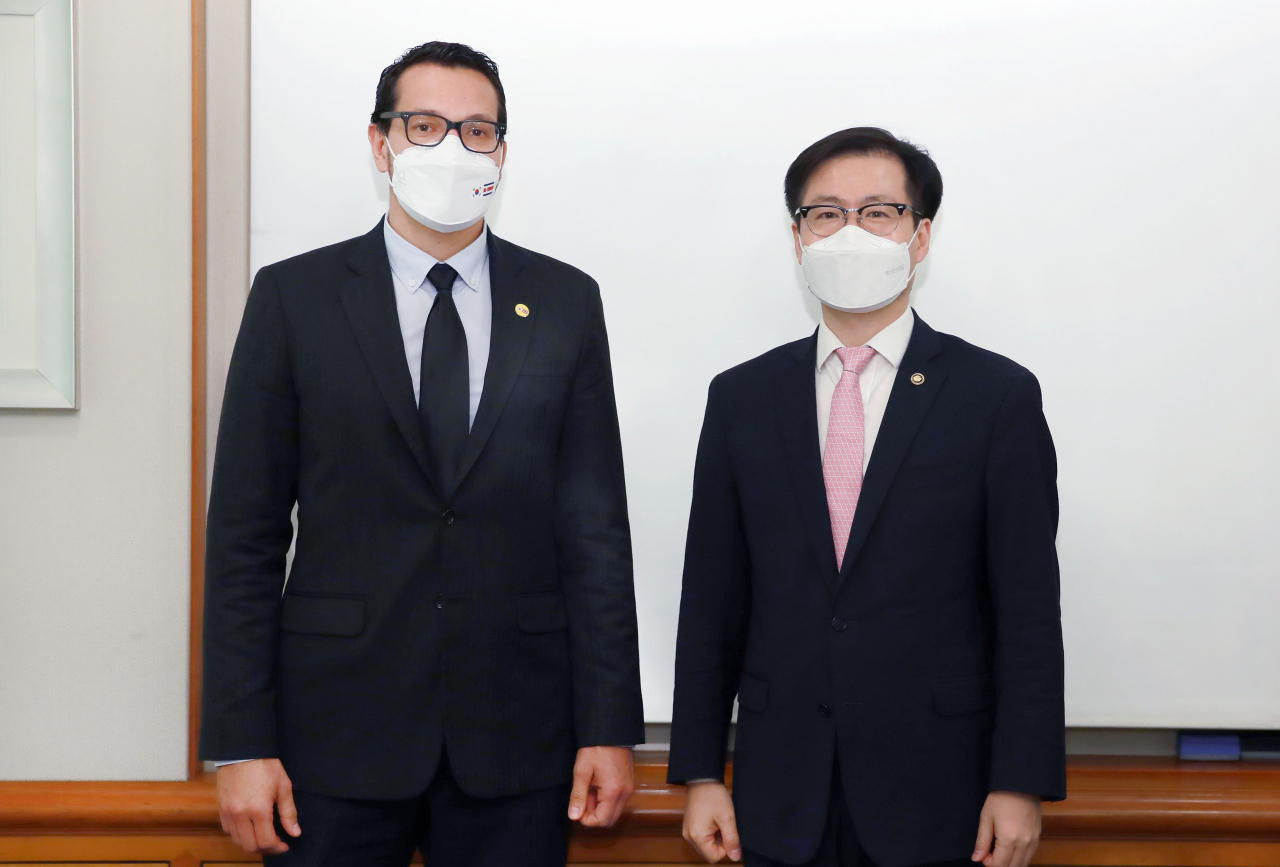 여한구(오른쪽) 산업통상자원부 통상교섭본부장이 24일 서울 힐튼 호텔에서 안드레스 발렌시아노 야무니 코스타리카 대외무역부 장관과의 면담에 앞서 기념촬영을 하고 있다. [산업통상자원부 제공]