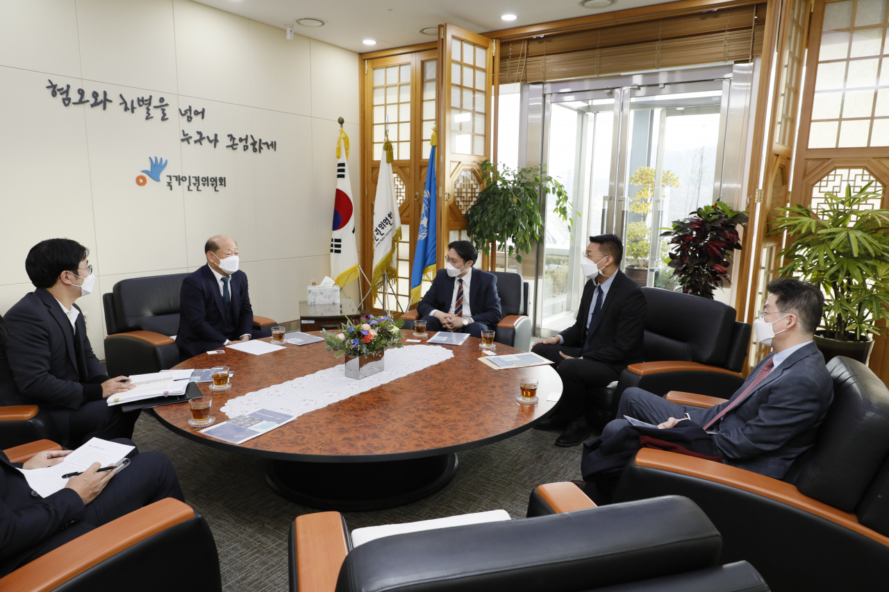 송두환 국가인권위원장(왼쪽 두 번째)이 지난 23일 여호와의 증인 한국지부 관계자 등을 만나 대체복무제도에 대한 의견을 나누고 있다. [국가인권위원회 제공]
