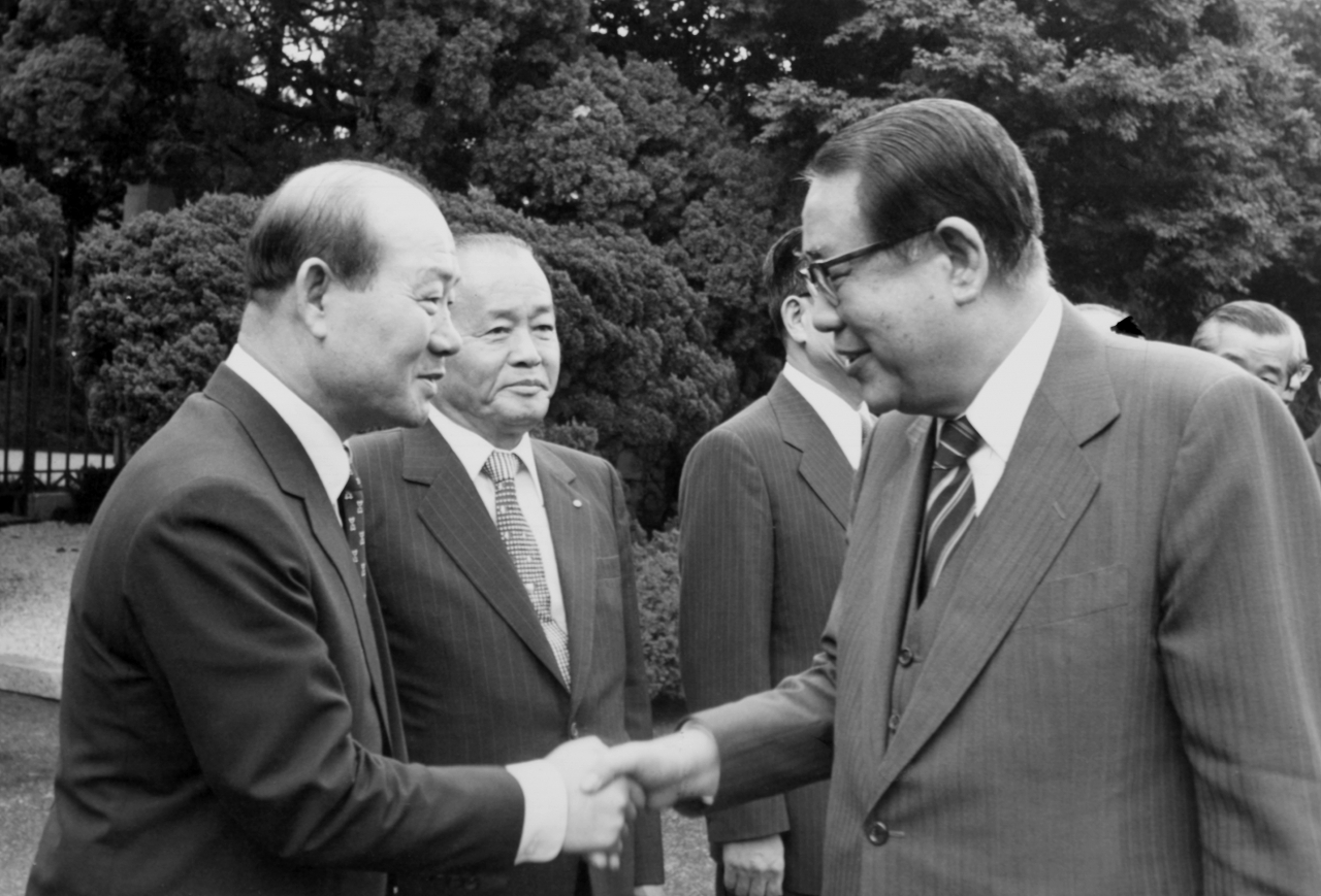 제11·12대 대통령을 지낸 전두환(왼쪽) 전 대통령이 23일 사망했다. 1980년 8월 18일 최규하(오른쪽) 전 대통령이 청와대를 떠나기 전 전두환 당시 국보위원장과 인사하고 있다. [연합]