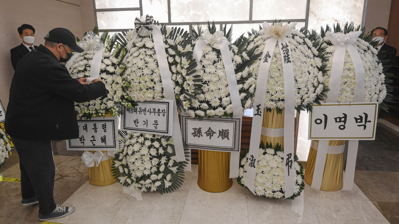 전두환 전 대통령 장례 이틀째인 24일 오전 고인의 빈소가 마련된 서울 서대문구 신촌세브란스병원 장례식장에 박근혜 전 대통령의 근조 화환이 도착하고 있다. 그러나 유영하 변호사는 오전에 화환을 보낸 적이 없다고 밝혔다. [연합]