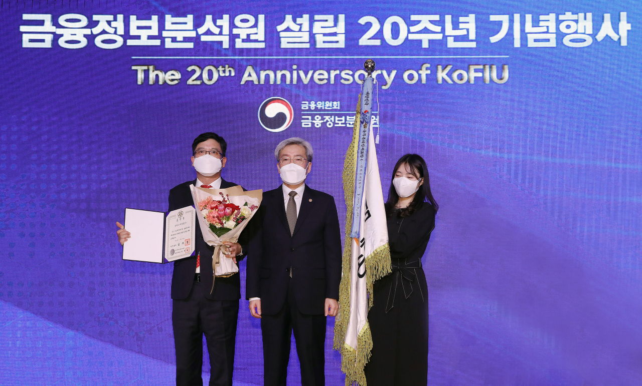 [사진=한화손해보험 강성수대표(왼쪽)가 23일 금융위원회 주최로 소공동 롯데호텔 크리스털 볼룸에서 열린 ‘제 15회 자금세탁방지의 날’ 행사에서 자금세탁방지 유공기관으로 국무총리 표창을 받은 후 고승범 금융위원장(가운데)과 기념촬영을 하고 있다.]