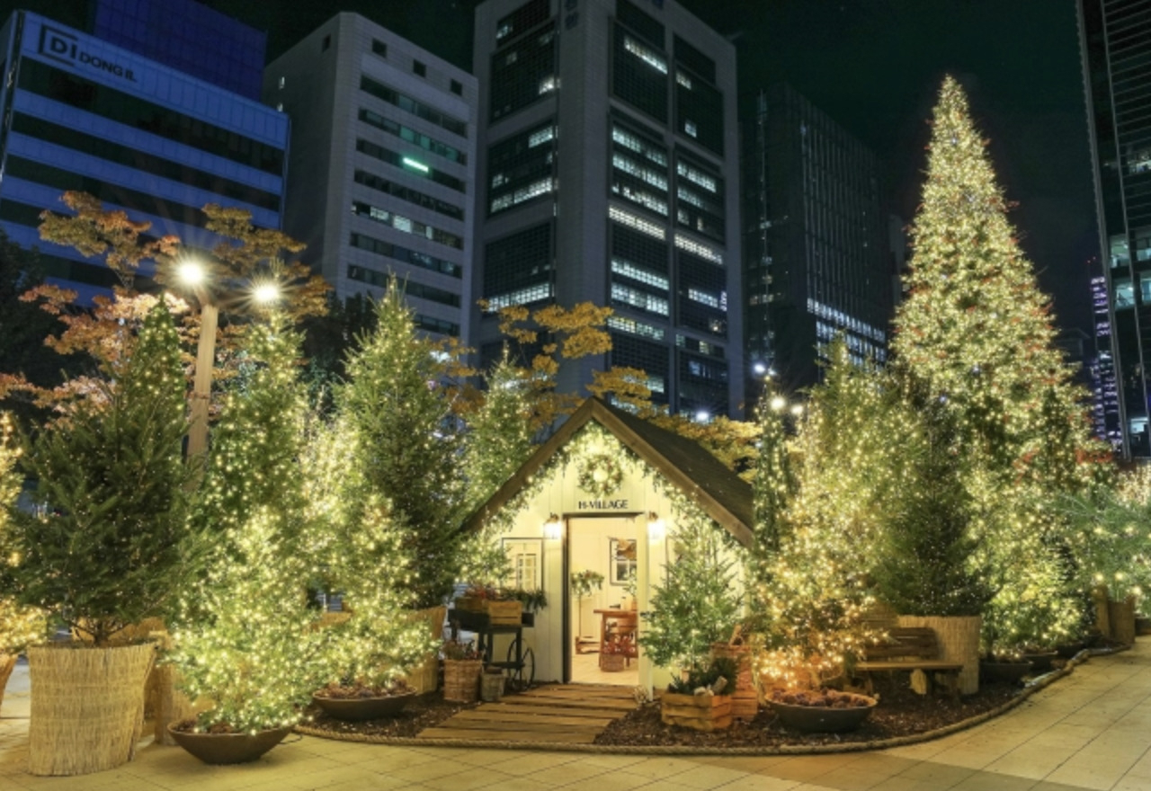 지난 10월 28일 현대백화점 무역센터점 앞에는 'H빌리지'가 조성됐다. [현대백화점]