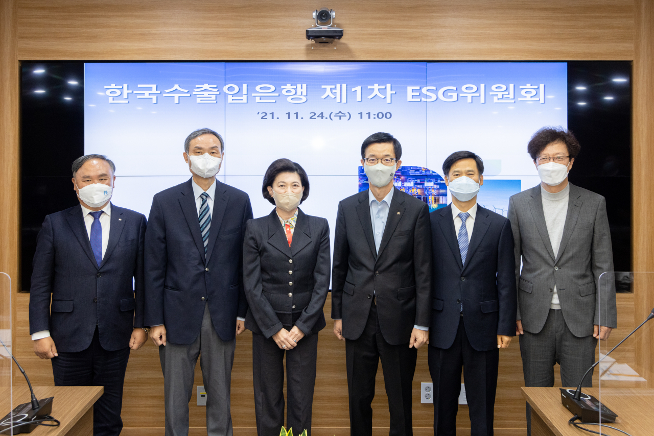 [사진=수출입은행이 24일 여의도 본점에서 내년도 수은의 ESG 경영추진 계획 등을 심의하는 '제1차 ESG위원회'를 개최했다. 사진 왼쪽 세 번째부터 정다미 수은 ESG위원회 위원장(명지대 경영대학장), 방문규 수은 행장.]
