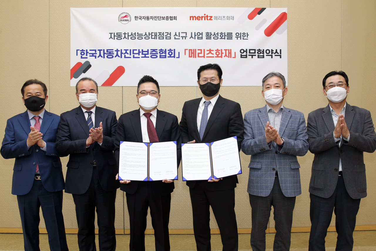 [사진=좌측부터 (사)한국자동차진단보증협회 정태영 본부장, 조성갑 전무, 정욱 협회장, 메리츠화재 이범진 부사장, 박종희 상무, 이오성 상무가 체결식에서 기념사진을 촬영하고 있다.]