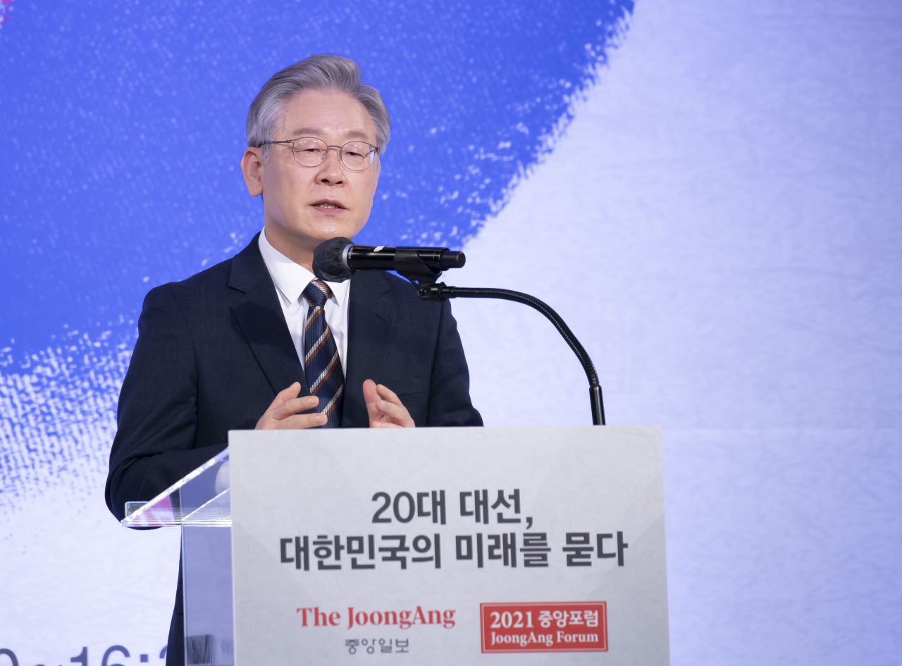 이재명 더불어민주당 대선후보가 24일 오전 서울 종로구 포시즌스호텔에서 열린 '2021 중앙포럼'에서 기조연설을 하고 있다. [연합]