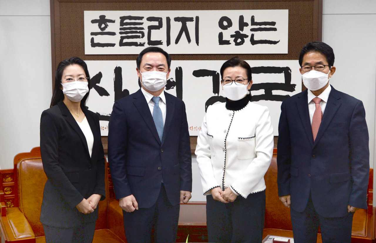 정대진(왼쪽 두번째) 산업통상자원부 통상차관보가 24일 정부세종청사에서 한·중·일 협력 사무국 사무총장단의 예방을 받고 기념촬영을 하고 있다. 정 차관보는 이 자리에서 ‘한·중·일 협력 평가와 경제·통상 분야 협력 방안 등을 논의했다. [산업통상자원부 제공]