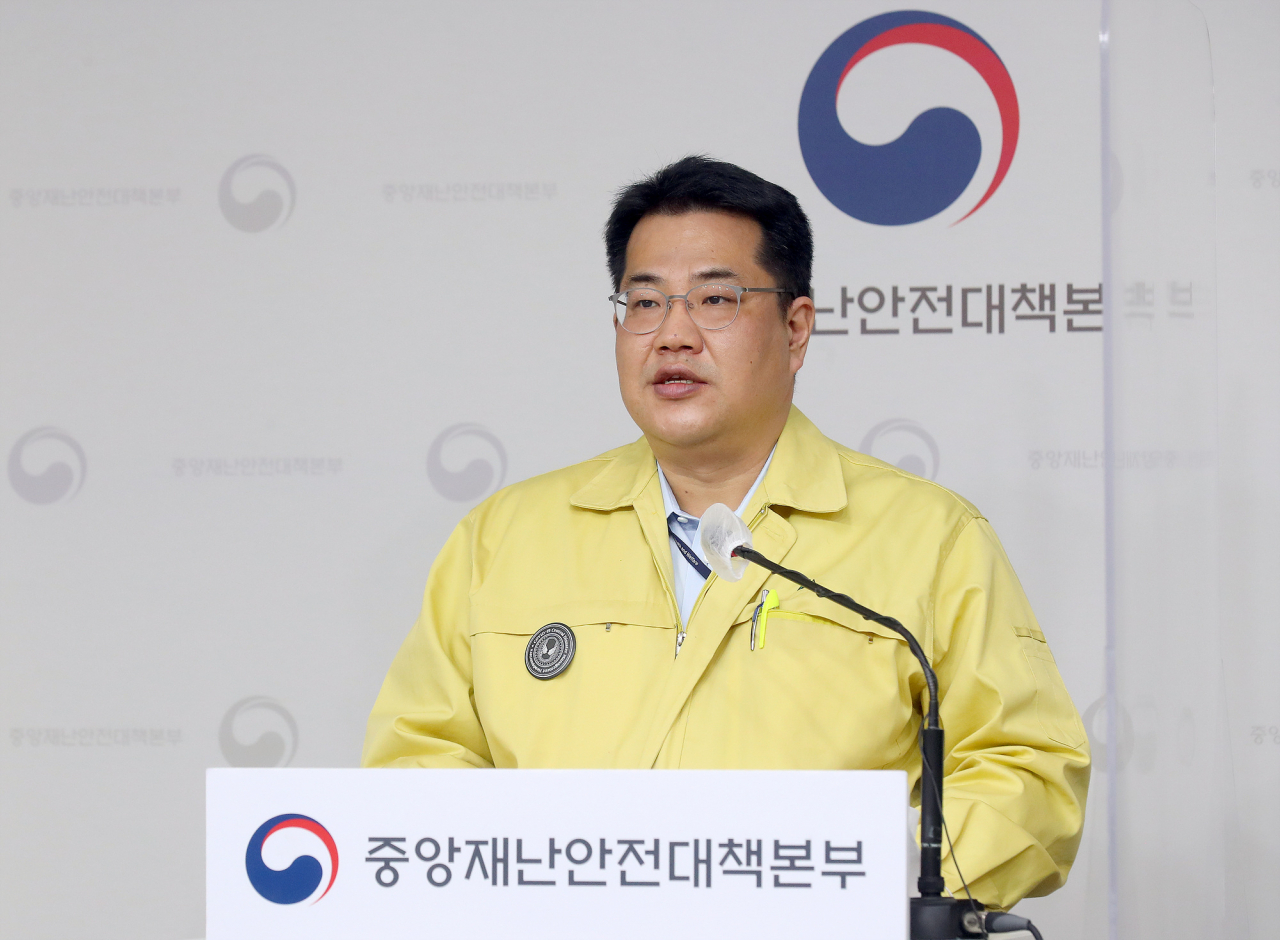 손영래 중양사고수습본부 사회전략반장이 24일 정부세종청사에서 코로나19 중앙재난안전대책본부 비대면 정례브리핑을 하고 있다. [보건복지부 제공]