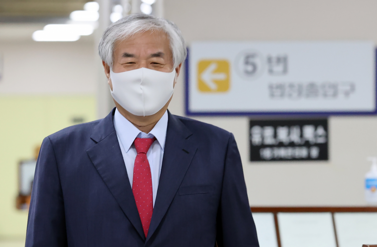 지난해 4·15 총선을 앞두고 집회에서 사전 선거운동을 한 혐의 등으로 재판에 넘겨진 전광훈 사랑제일교회 목사가 24일 오후 서울 서초구 서울고법에서 열린 항소심 선고공판에 출석하기 위해 법정으로 향하고 있다. [연합]