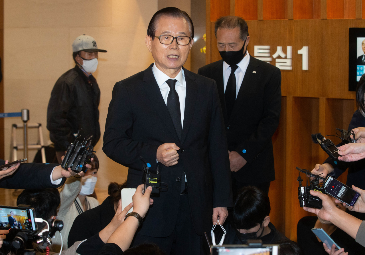 전두환 전 대통령 장례 이틀째인 24일 오전 빈소가 마련된 서울 서대문구 세브란스병원 장례식장을 찾아 조문을 마친 박철언 전 체육청소년부 장관이 취재진 질문에 답하고 있다. [연합]