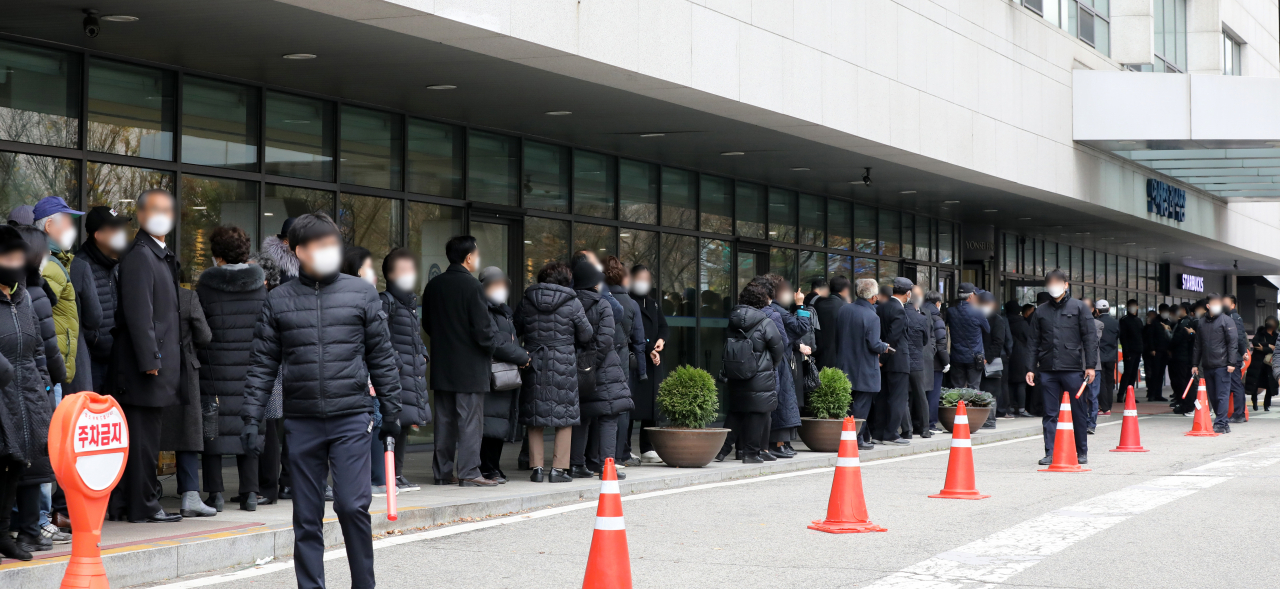24일 서울 서대문구 세브란스병원 장례식장 앞에 우리공화당 지지자 및 시민들이 전두환 전 대통령 빈소 조문을 위해 줄 서 있다. [연합]