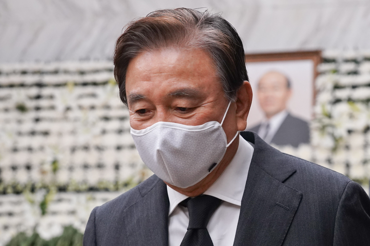 24일 오후 서울 서대문구 세브란스병원 장례식장에 마련된 전두환 전 대통령 빈소에서 홍석현 중앙홀딩스 회장이 조문하고 있다. [연합]