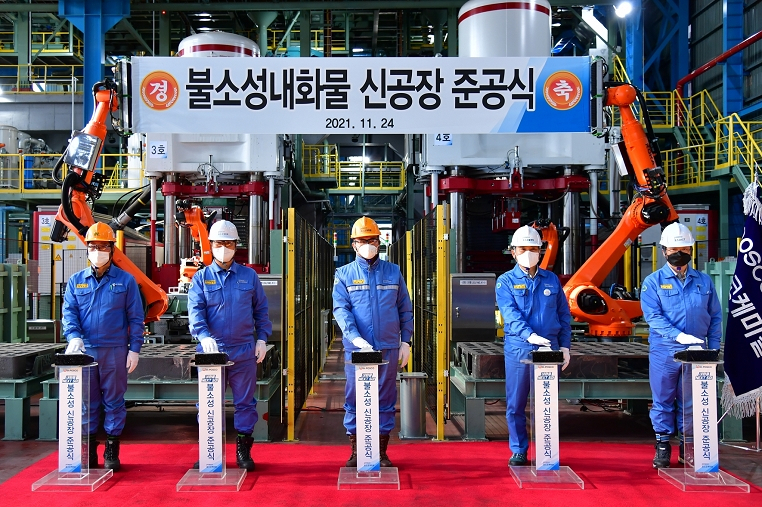 (왼쪽 두 번째부터) 포스코케미칼 제조노동조합 마숙웅 위원장, 포스코케미칼 민경준 사장, 포스코플랜텍 조정우 사장, 포스코ICT EIC사업실 심민석 실장이 24일 열린 포스코케미칼 내화물 신공장 준공식에서 스위칭 세레모니를 하고 있다. [포스코케미칼 제공]