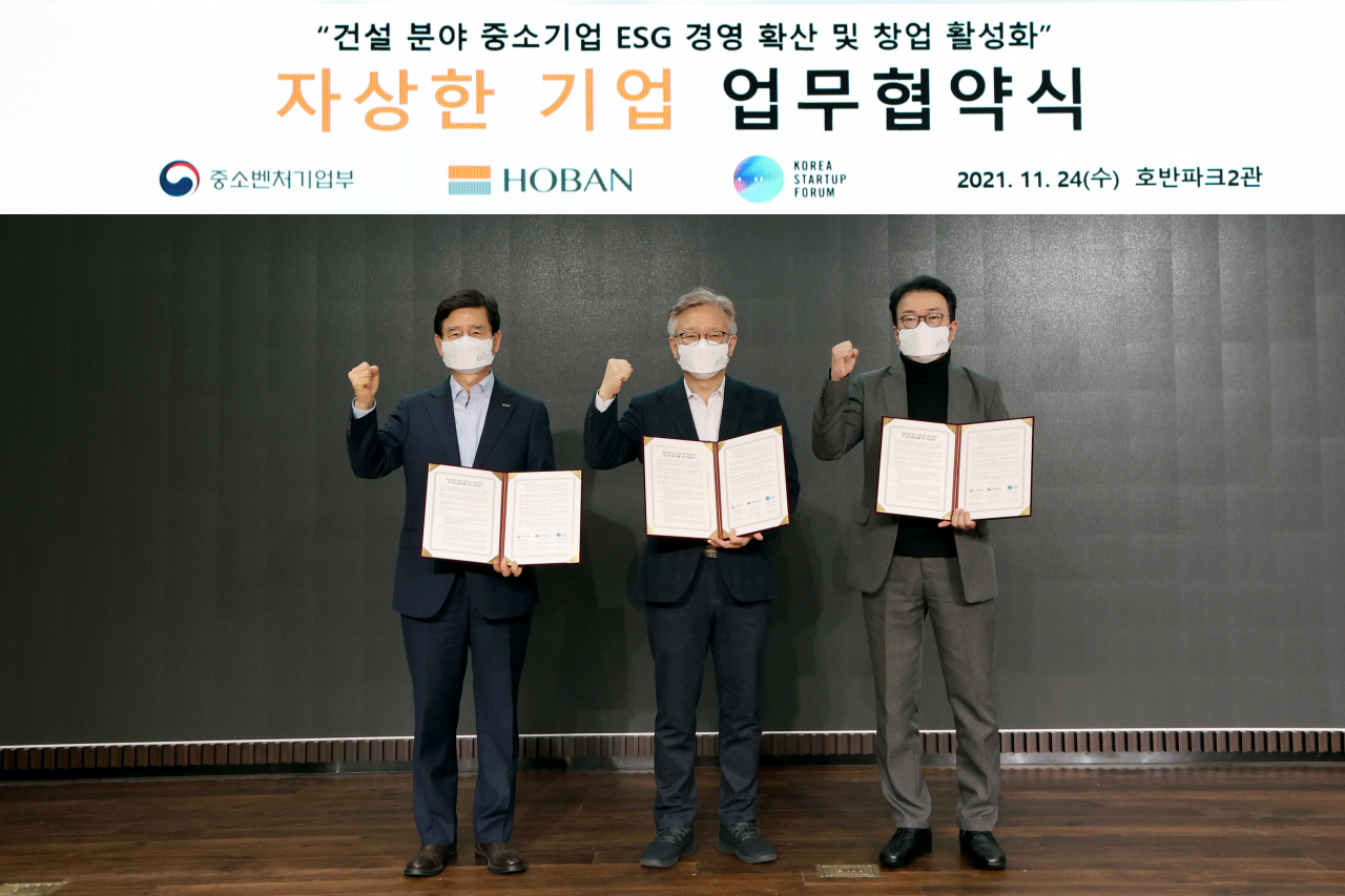호반그룹이 24일 서울 서초구 호반파크에서 중소벤처기업부, 코리아스타트업포럼과 함께 ‘건설 분야 중소기업 ESG(환경·사회·지배구조) 경영 확산 및 창업 활성화’를 위한 업무협약을 체결했다. 왼쪽부터 김선규 호반그룹 총괄회장, 권칠승 중소벤처기업부장관, 최성진 코리아스타트업포럼 대표. [호반그룹 제공]
